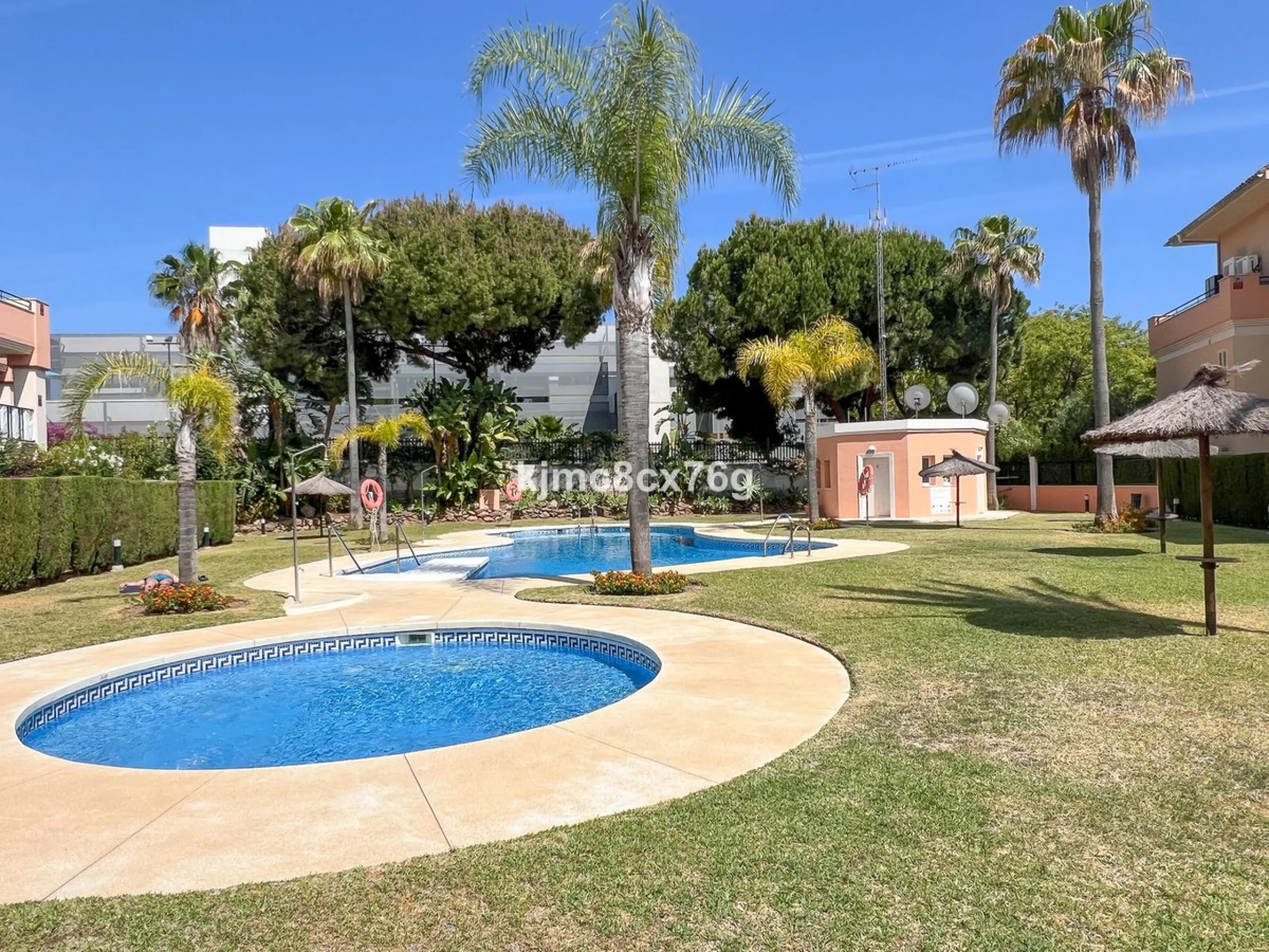 FOR SALE: BEAUTIFUL AND SPACIOUS APARTMENT NEAR THE BEACH. LAS CHAPAS, MARBELLA.