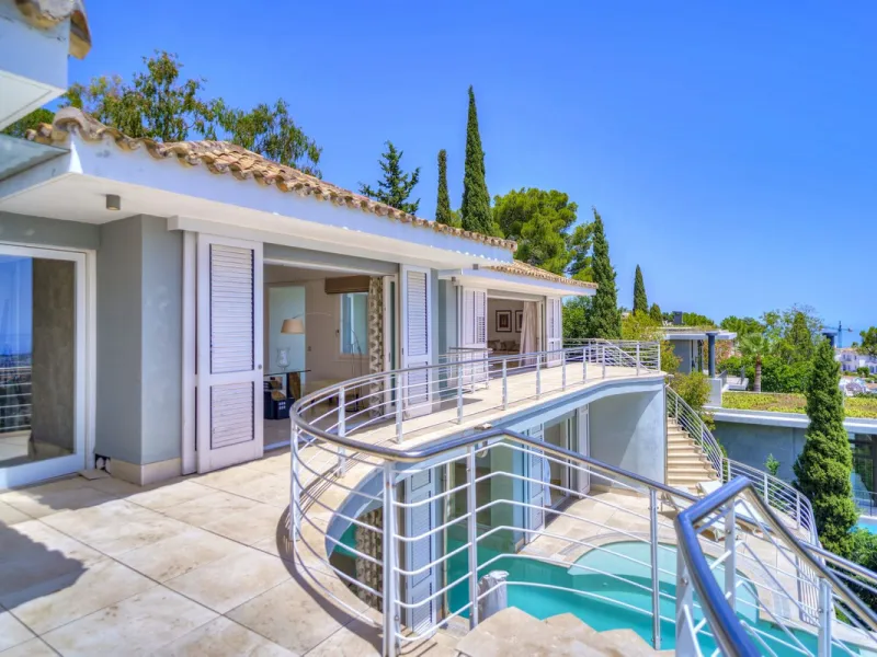 Exceptional luxury villa on a double plot and with spectacular panoramic views for sale