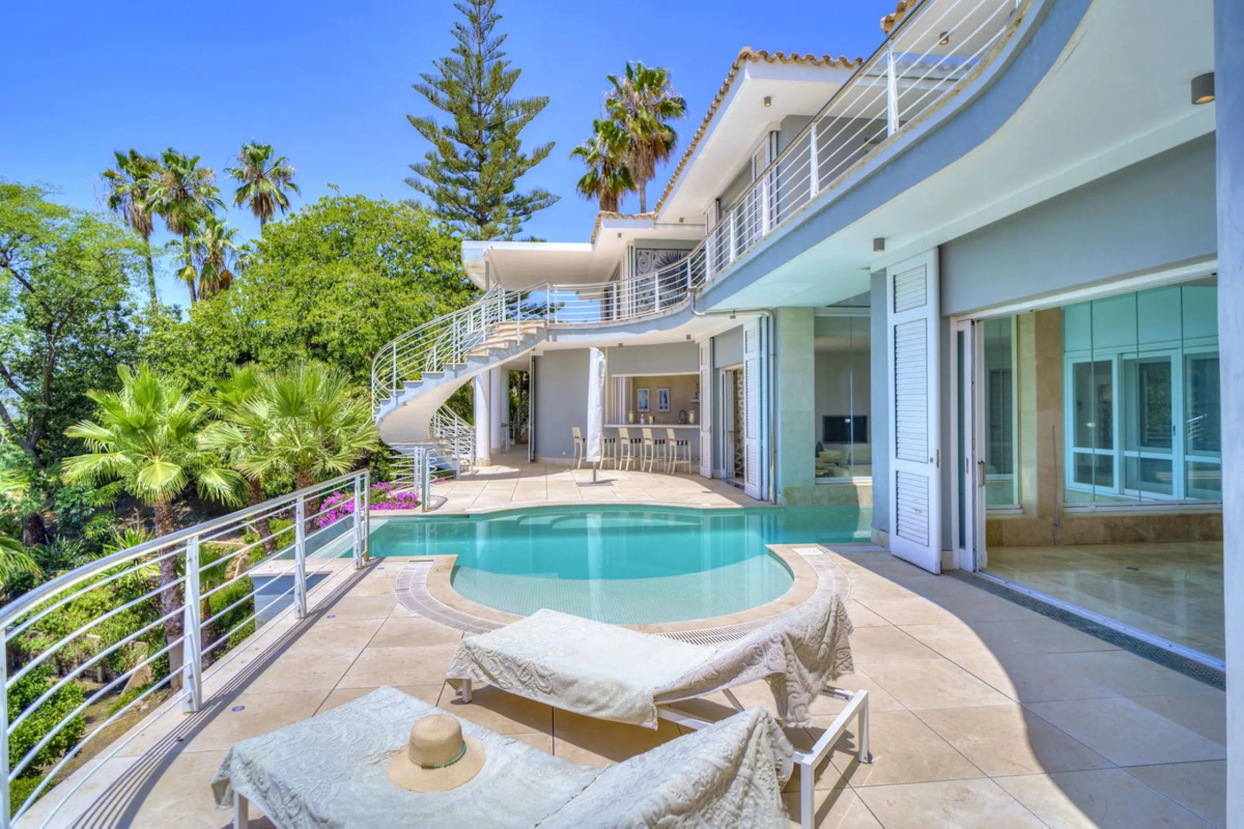 Exceptional luxury villa on a double plot and with spectacular panoramic views for sale