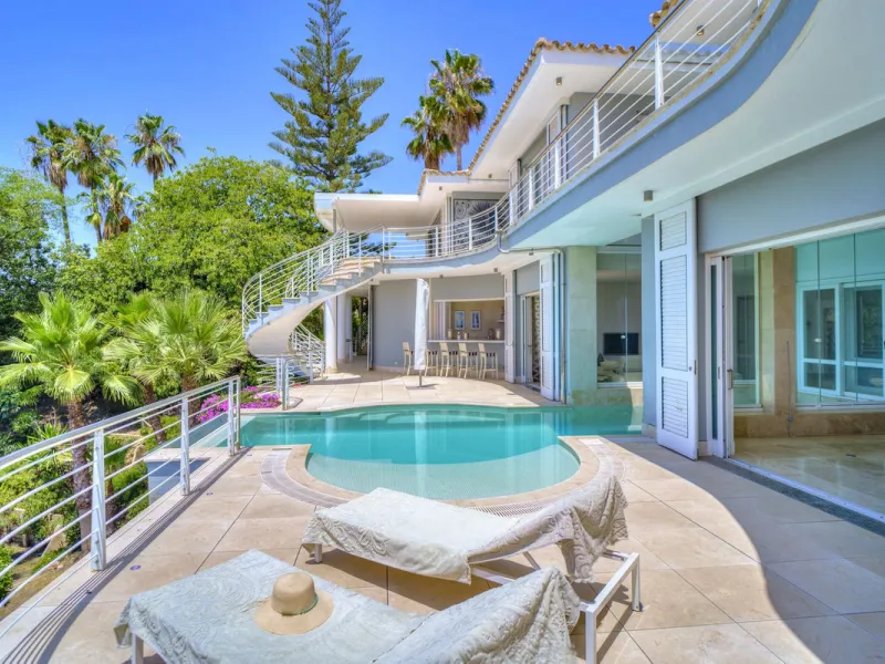 Exceptional luxury villa on a double plot and with spectacular panoramic views for sale