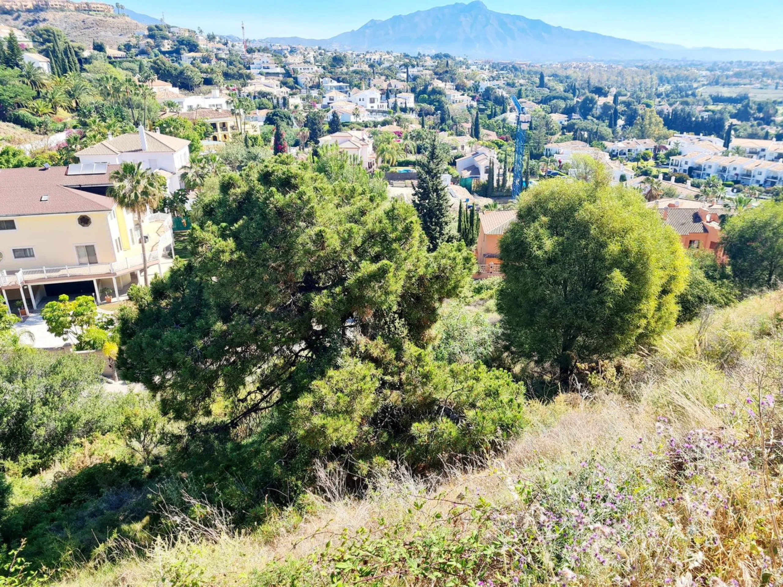 Located in the prestigious area of ​​El Paraíso Alto, this remarkable plot of land displays stunning panoramic views of the golf course and the sea. With convenient access to supermarkets just a 5-minute drive away and the coast just 10 minutes away, it p