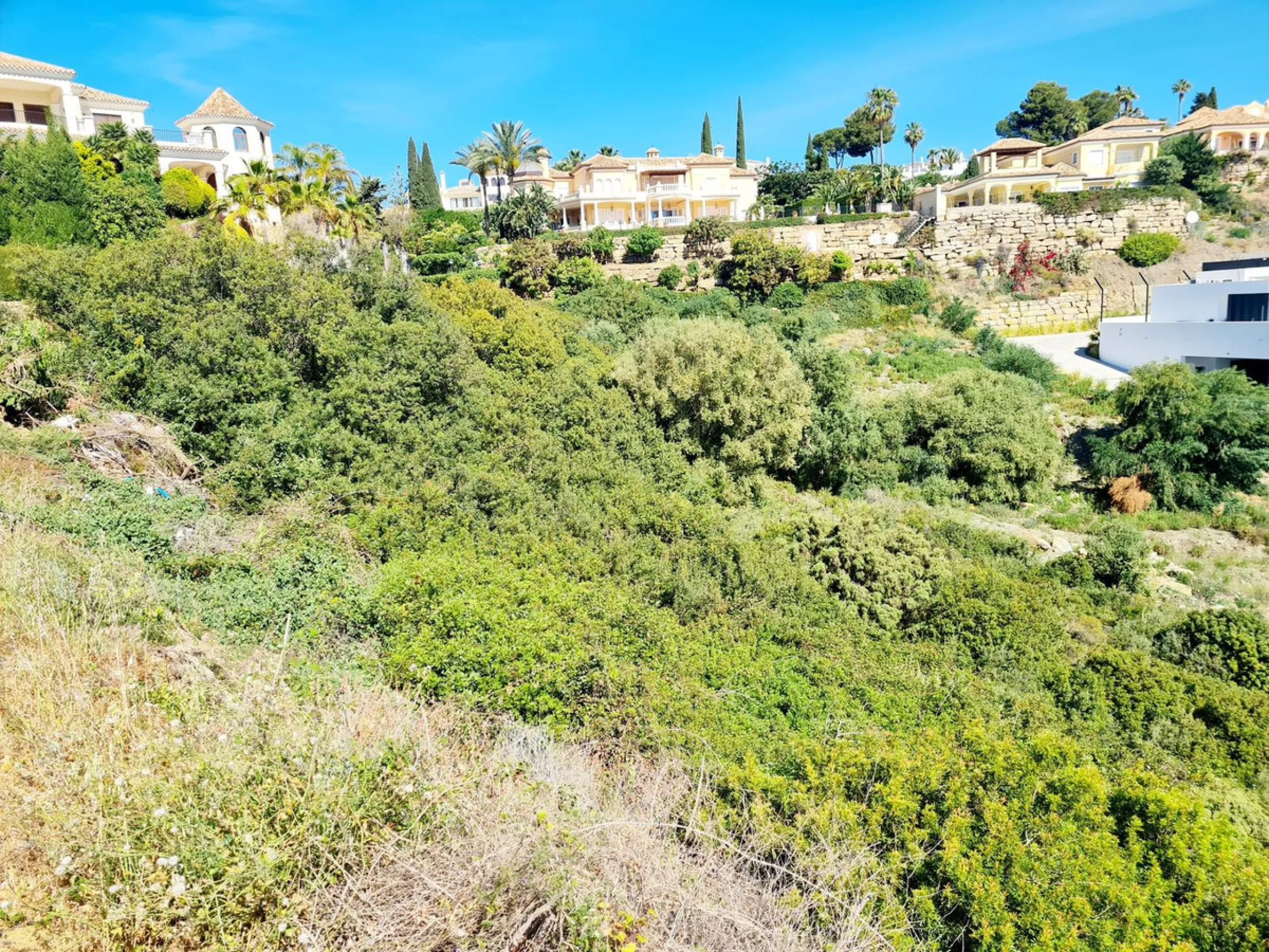 Located in the prestigious area of ​​El Paraíso Alto, this remarkable plot of land displays stunning panoramic views of the golf course and the sea. With convenient access to supermarkets just a 5-minute drive away and the coast just 10 minutes away, it p