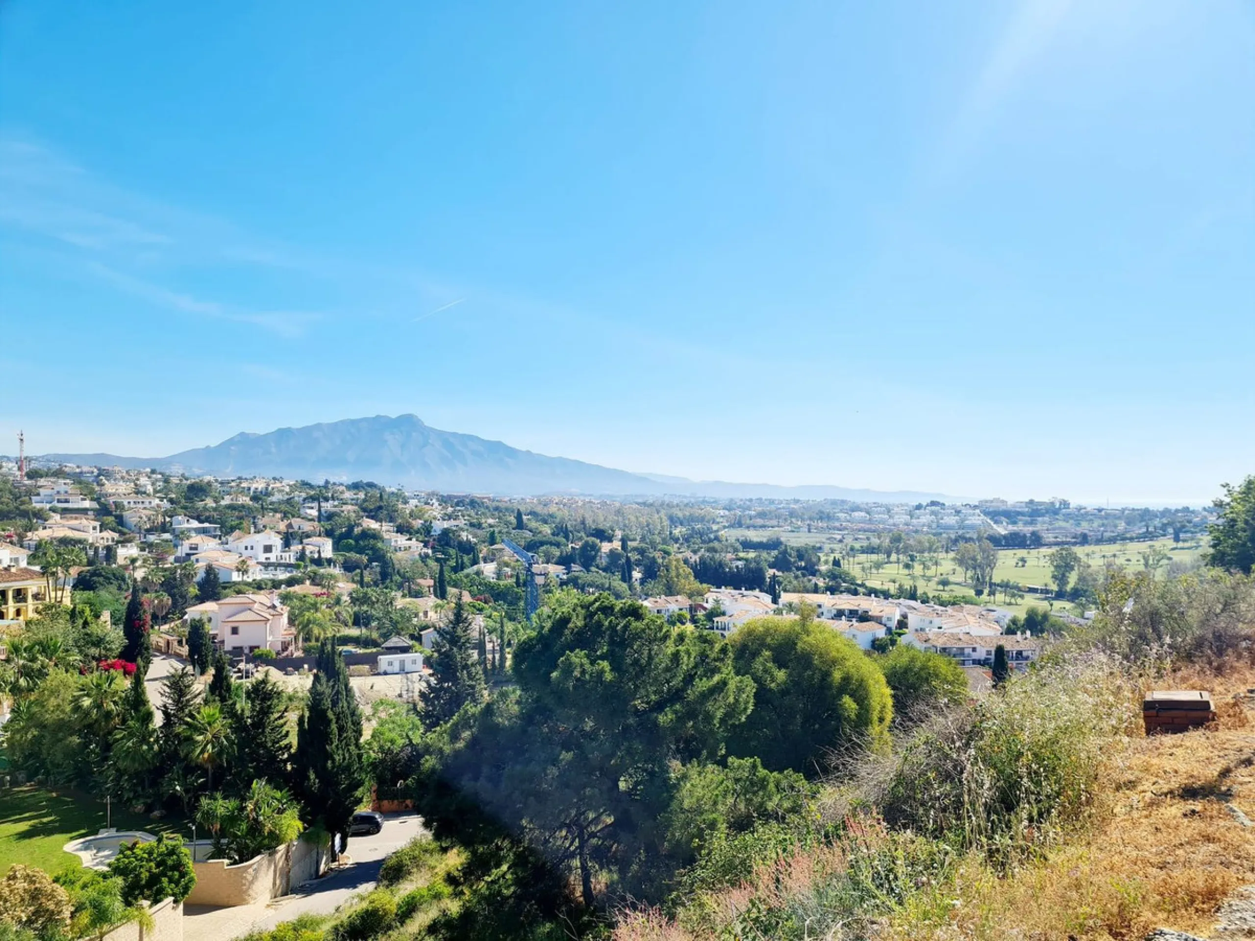 Located in the prestigious area of ​​El Paraíso Alto, this remarkable plot of land displays stunning panoramic views of the golf course and the sea. With convenient access to supermarkets just a 5-minute drive away and the coast just 10 minutes away, it p