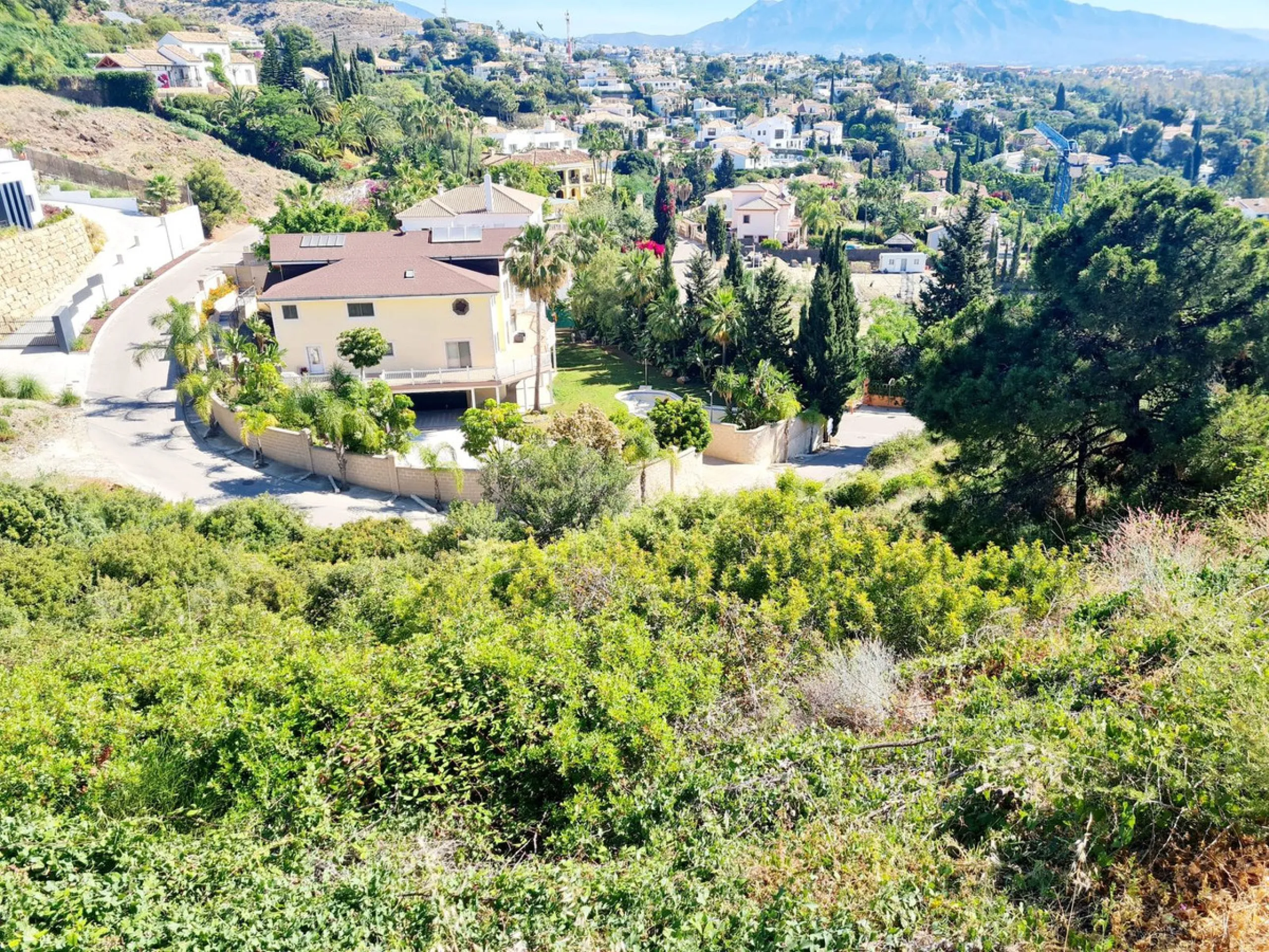 Located in the prestigious area of ​​El Paraíso Alto, this remarkable plot of land displays stunning panoramic views of the golf course and the sea. With convenient access to supermarkets just a 5-minute drive away and the coast just 10 minutes away, it p