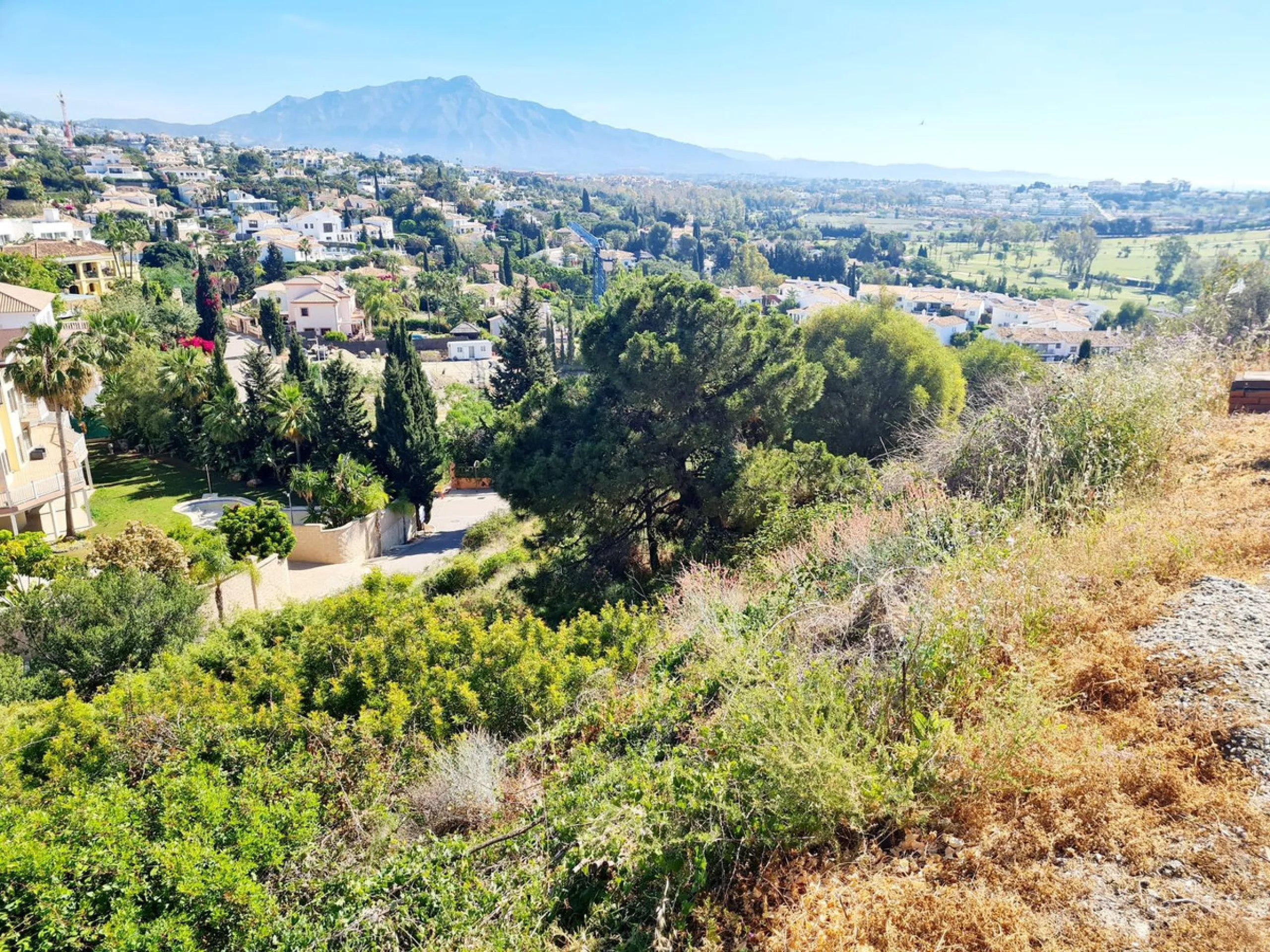 Located in the prestigious area of ​​El Paraíso Alto, this remarkable plot of land displays stunning panoramic views of the golf course and the sea. With convenient access to supermarkets just a 5-minute drive away and the coast just 10 minutes away, it p