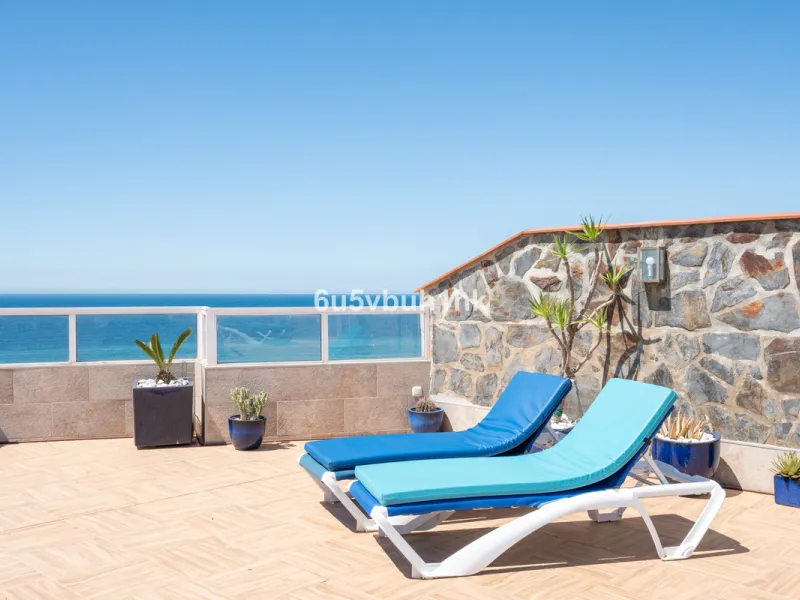 Apartment - Penthouse в продаже в Torrox, Málaga. В доме 3 спален и 2 ванных комнат. Площадь дома 137 м²