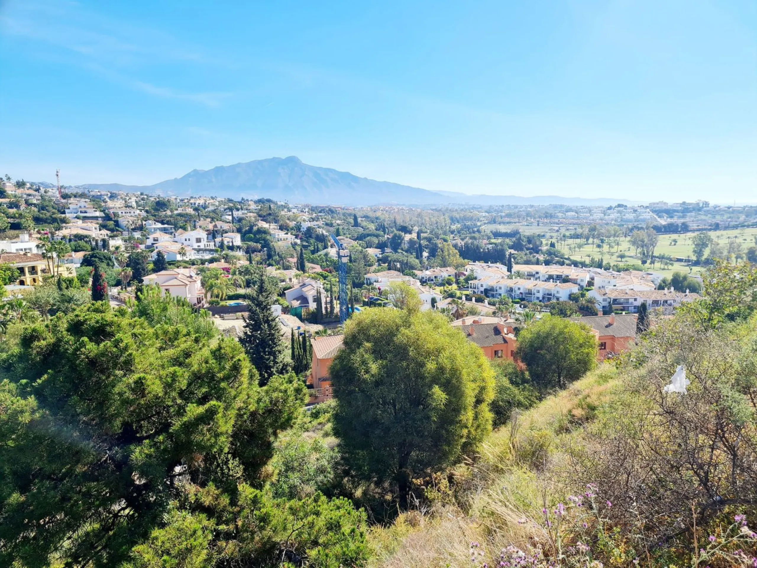 Located in the prestigious area of ​​El Paraíso Alto, this remarkable plot of land displays stunning panoramic views of the golf course and the sea. With convenient access to supermarkets just a 5-minute drive away and the coast just 10 minutes away, it p