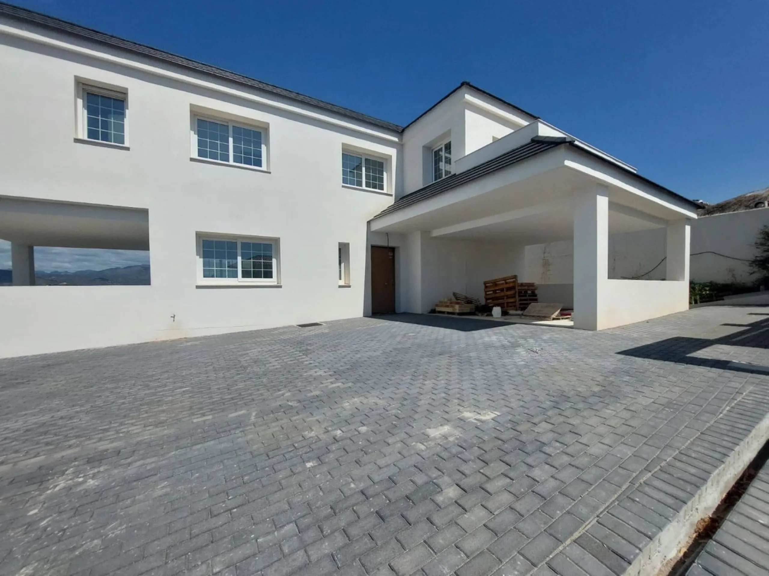 Brand new villa in a west orientated plot of 1073 sq mtrs in a quiet area in the heart of Mijas Golf,enjoying the magnificent views to the mountains and golf.