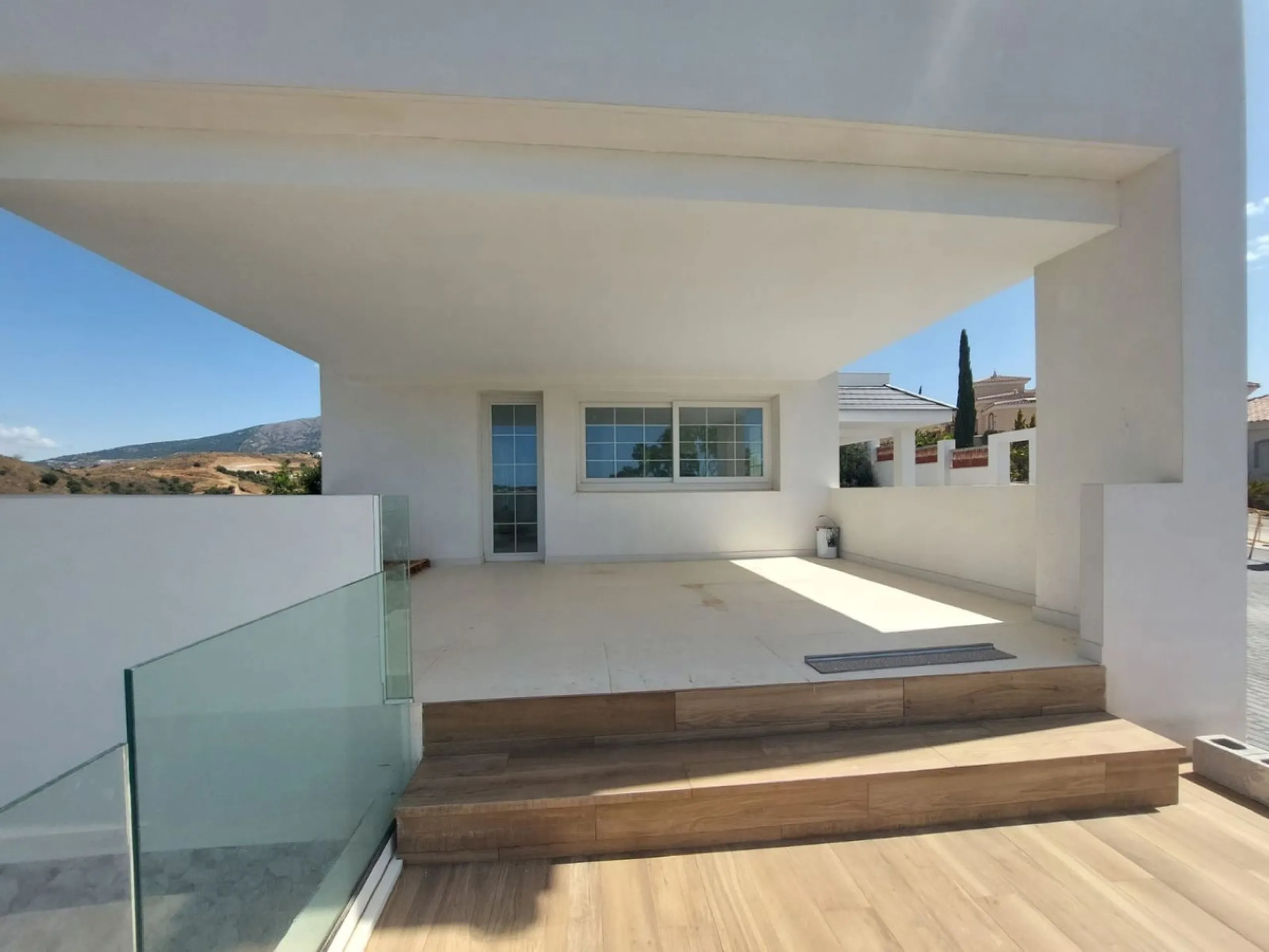 Brand new villa in a west orientated plot of 1073 sq mtrs in a quiet area in the heart of Mijas Golf,enjoying the magnificent views to the mountains and golf.