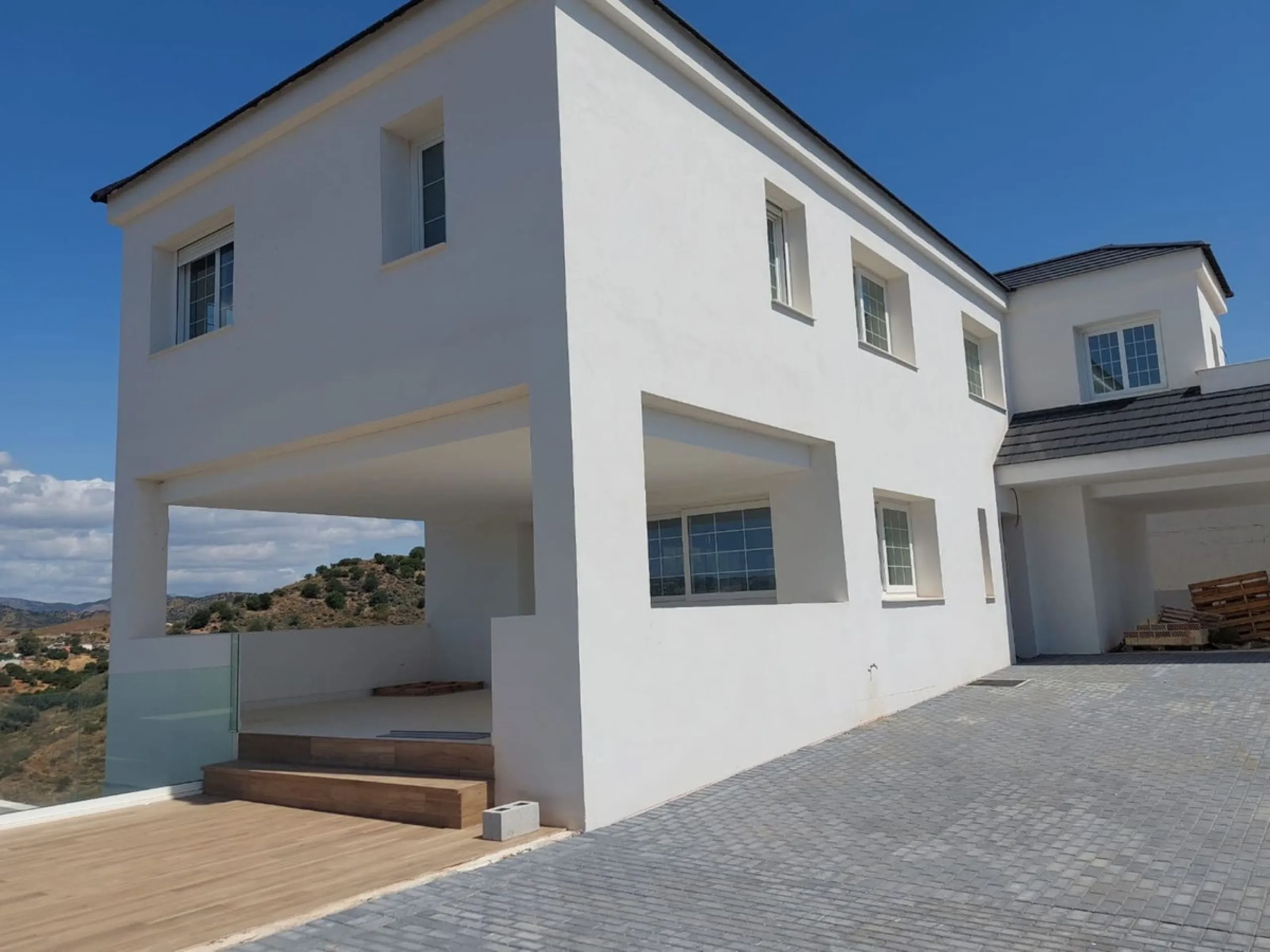 Brand new villa in a west orientated plot of 1073 sq mtrs in a quiet area in the heart of Mijas Golf,enjoying the magnificent views to the mountains and golf.