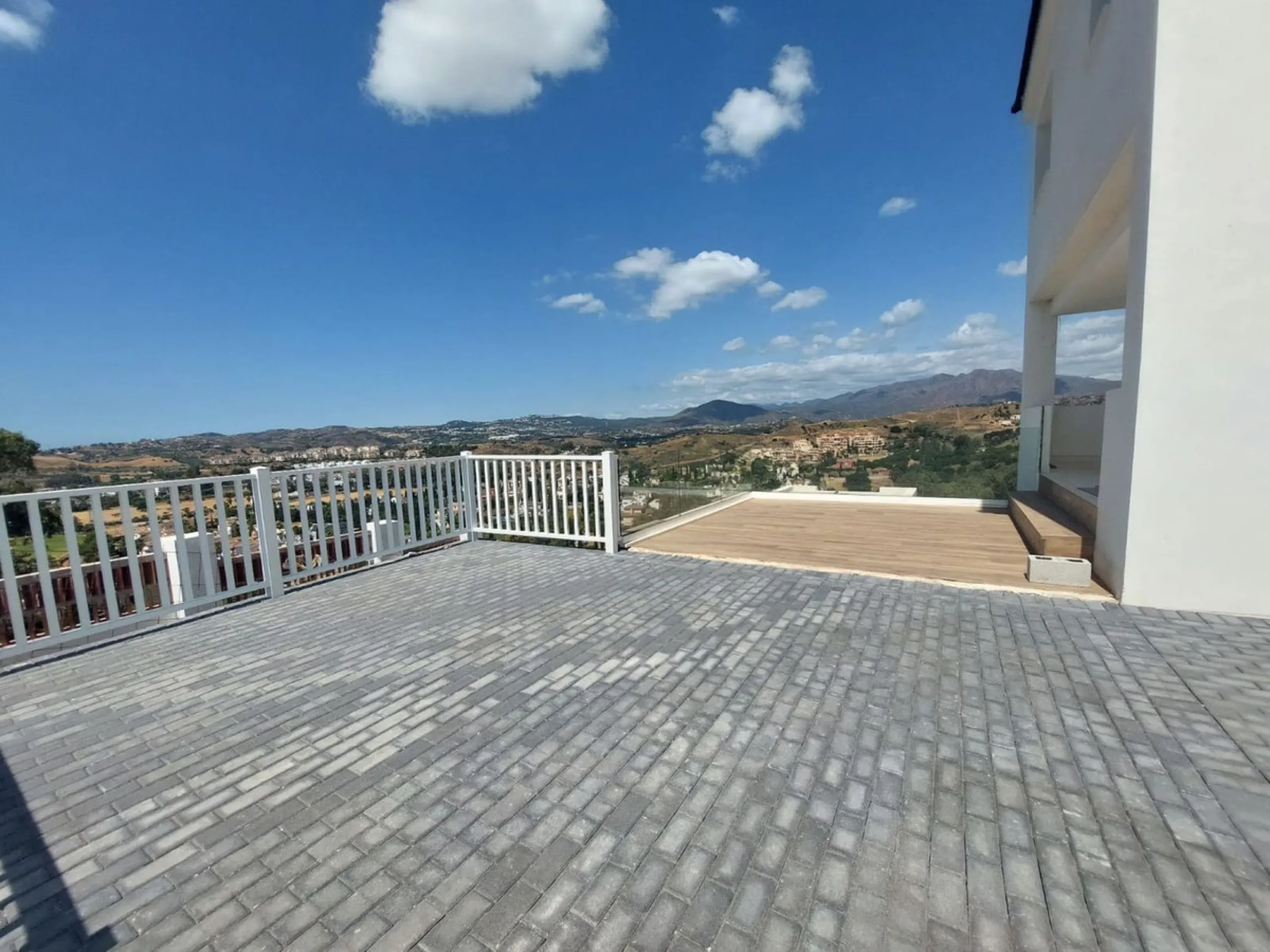 Brand new villa in a west orientated plot of 1073 sq mtrs in a quiet area in the heart of Mijas Golf,enjoying the magnificent views to the mountains and golf.