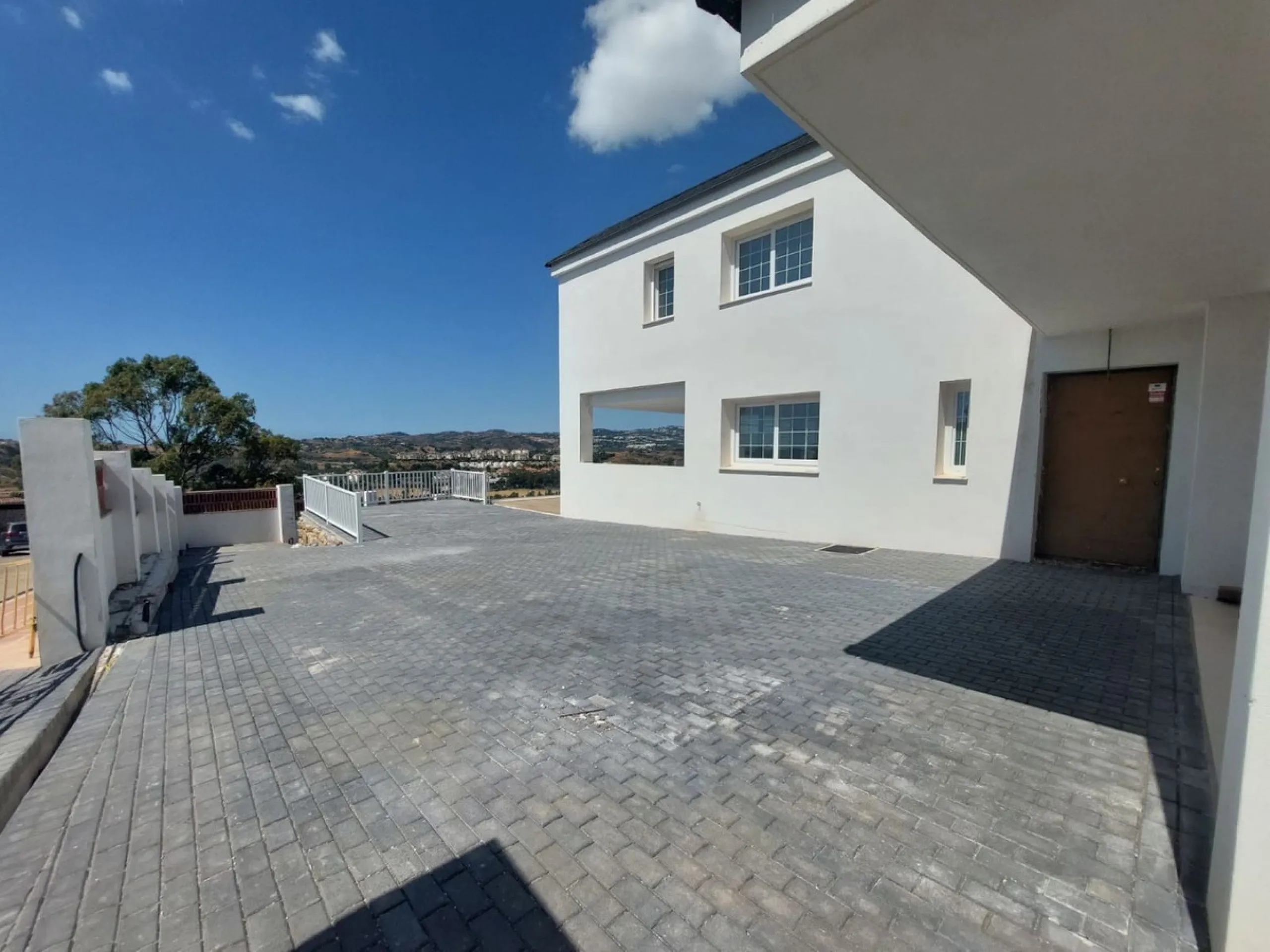 Brand new villa in a west orientated plot of 1073 sq mtrs in a quiet area in the heart of Mijas Golf,enjoying the magnificent views to the mountains and golf.