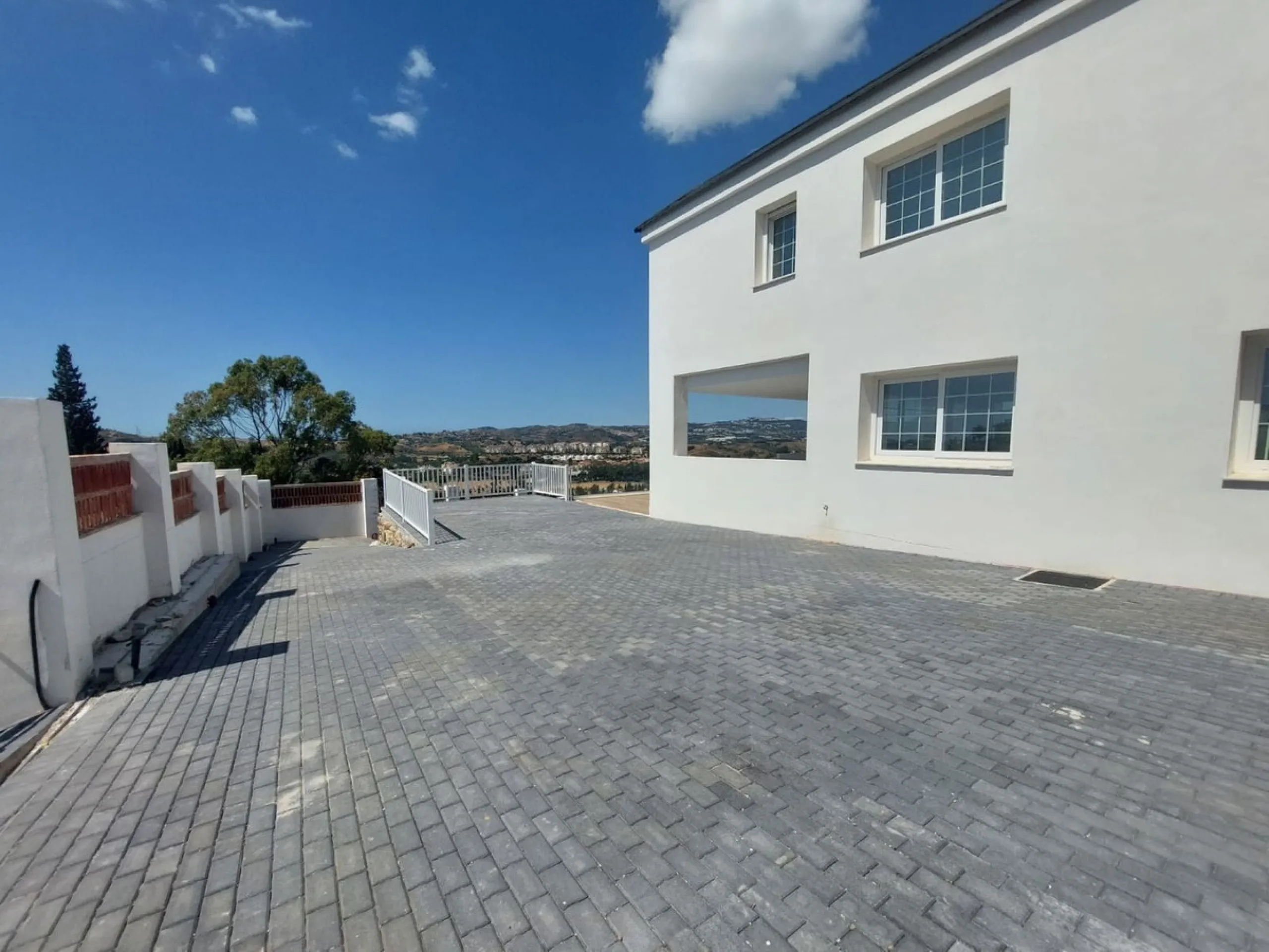 Brand new villa in a west orientated plot of 1073 sq mtrs in a quiet area in the heart of Mijas Golf,enjoying the magnificent views to the mountains and golf.