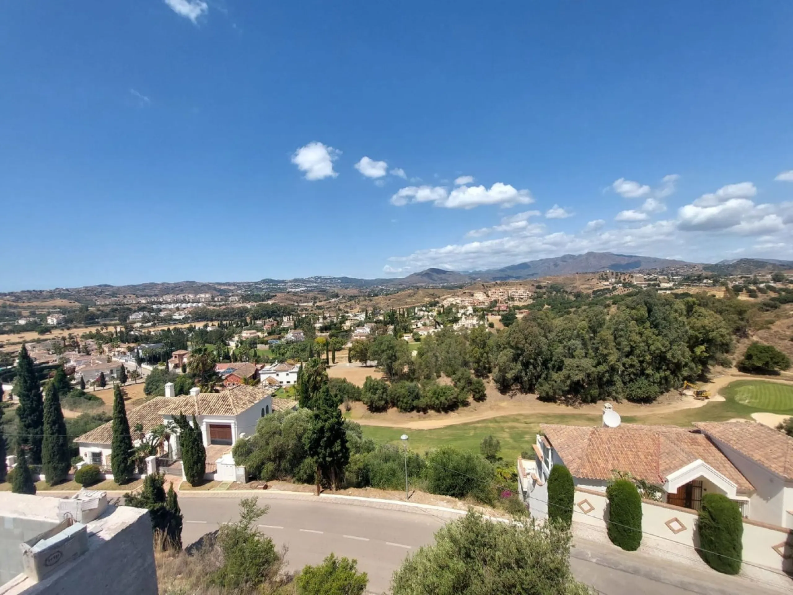 Brand new villa in a west orientated plot of 1073 sq mtrs in a quiet area in the heart of Mijas Golf,enjoying the magnificent views to the mountains and golf.
