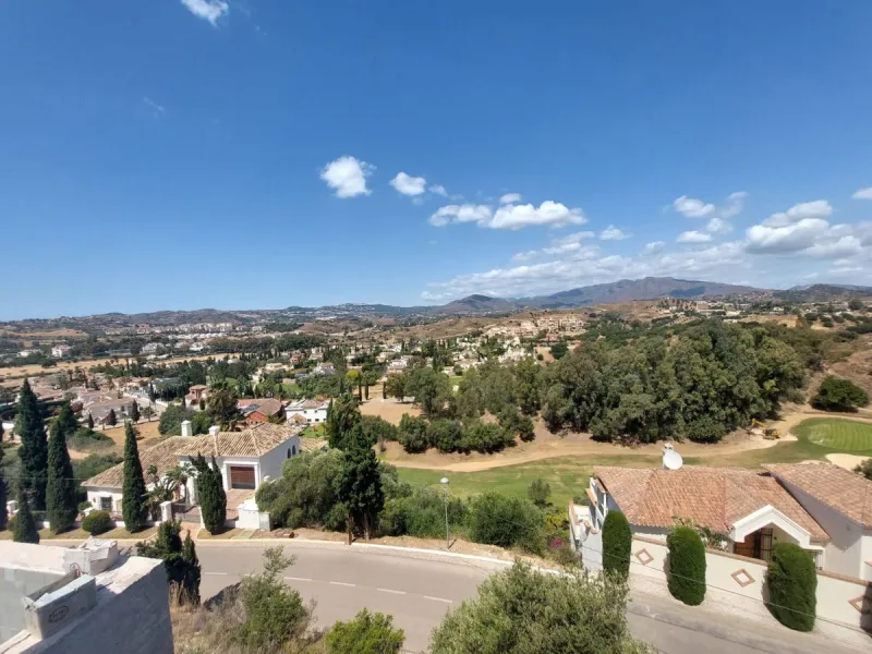 Brand new villa in a west orientated plot of 1073 sq mtrs in a quiet area in the heart of Mijas Golf,enjoying the magnificent views to the mountains and golf.