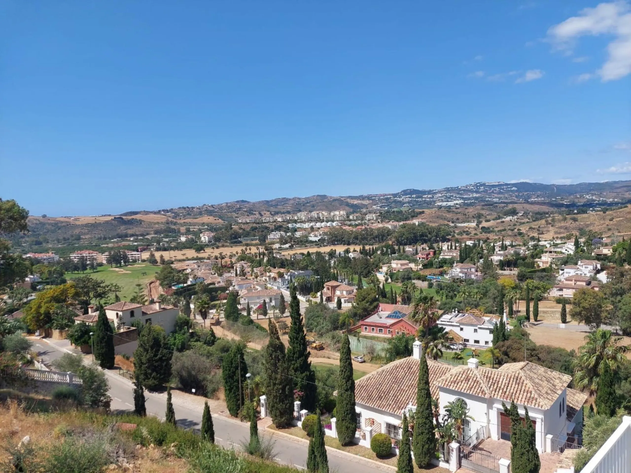 Brand new villa in a west orientated plot of 1073 sq mtrs in a quiet area in the heart of Mijas Golf,enjoying the magnificent views to the mountains and golf.