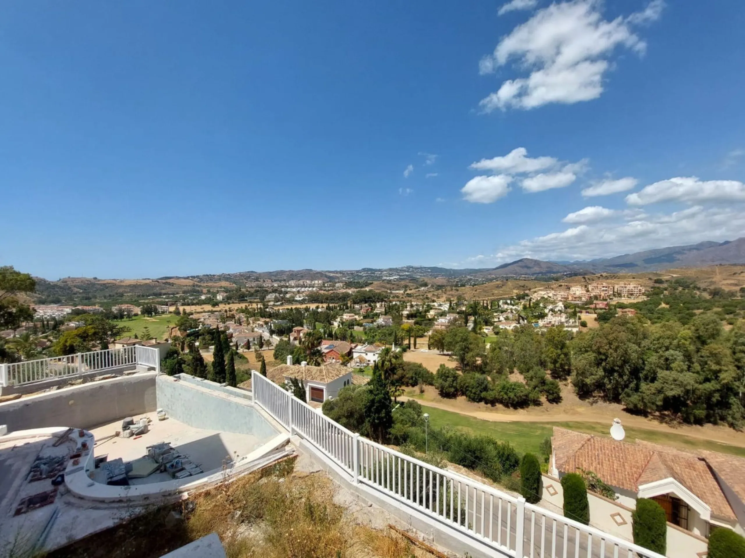 Brand new villa in a west orientated plot of 1073 sq mtrs in a quiet area in the heart of Mijas Golf,enjoying the magnificent views to the mountains and golf.
