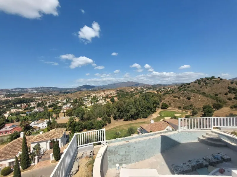 Brand new villa in a west orientated plot of 1073 sq mtrs in a quiet area in the heart of Mijas Golf,enjoying the magnificent views to the mountains and golf.