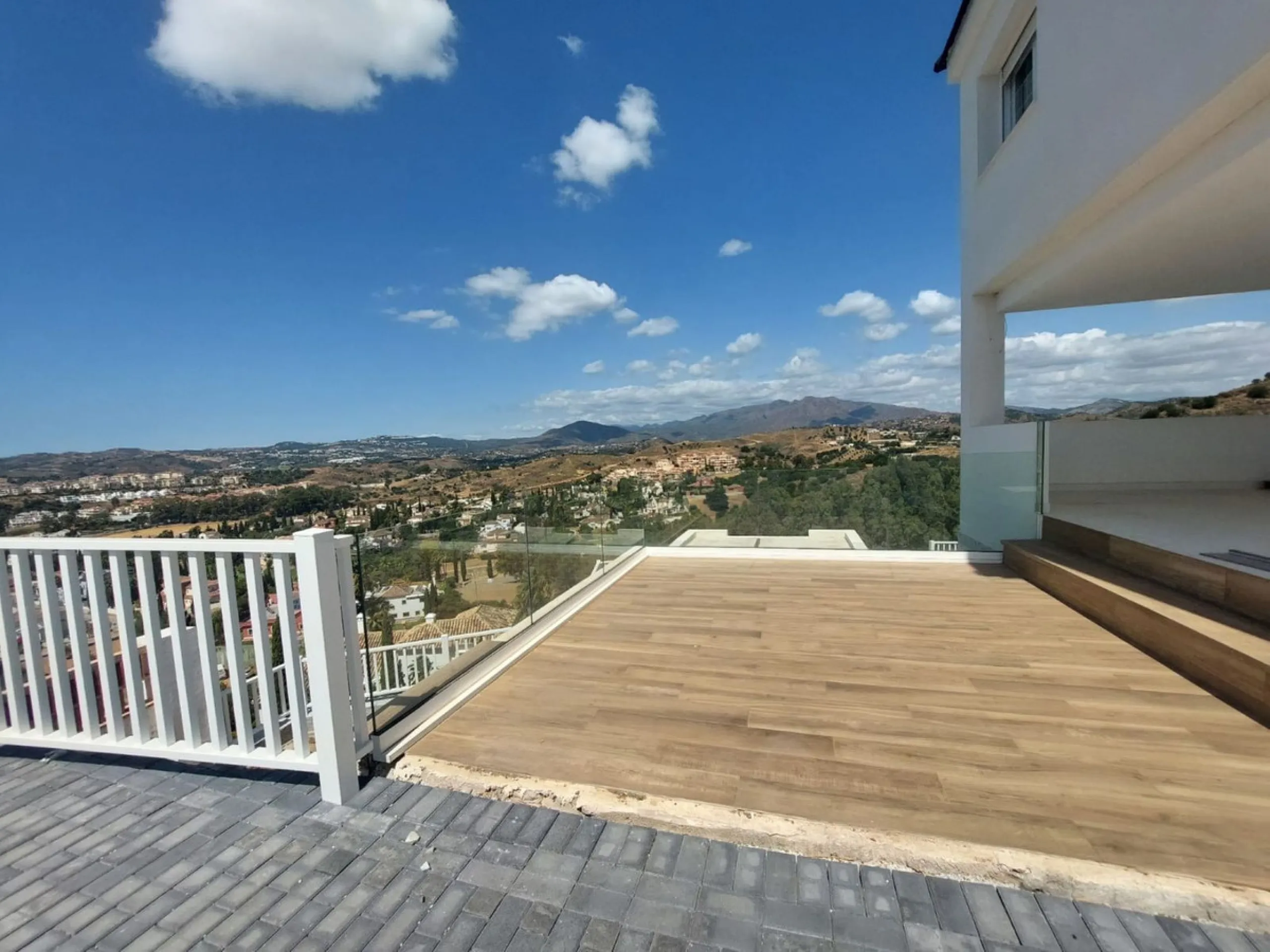 Brand new villa in a west orientated plot of 1073 sq mtrs in a quiet area in the heart of Mijas Golf,enjoying the magnificent views to the mountains and golf.