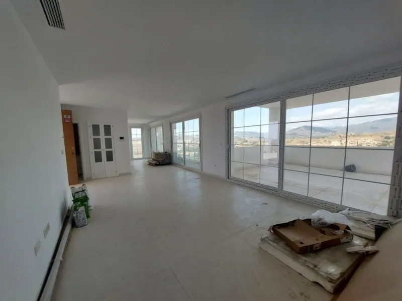 Brand new villa in a west orientated plot of 1073 sq mtrs in a quiet area in the heart of Mijas Golf,enjoying the magnificent views to the mountains and golf.