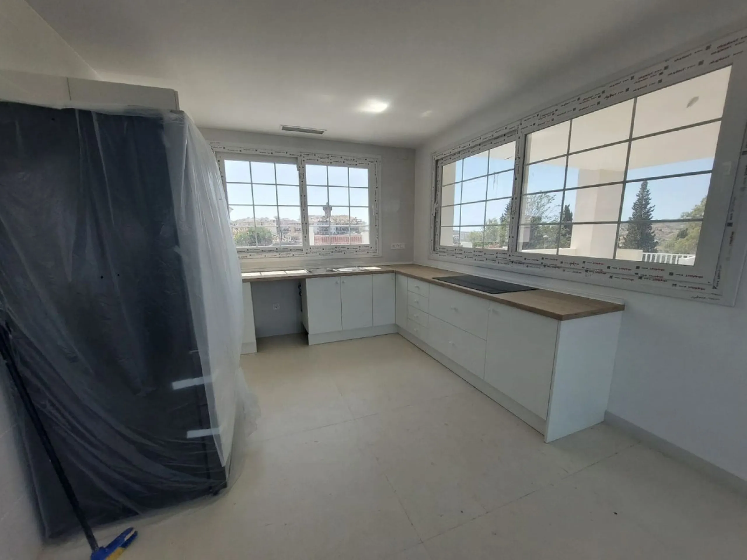 Brand new villa in a west orientated plot of 1073 sq mtrs in a quiet area in the heart of Mijas Golf,enjoying the magnificent views to the mountains and golf.