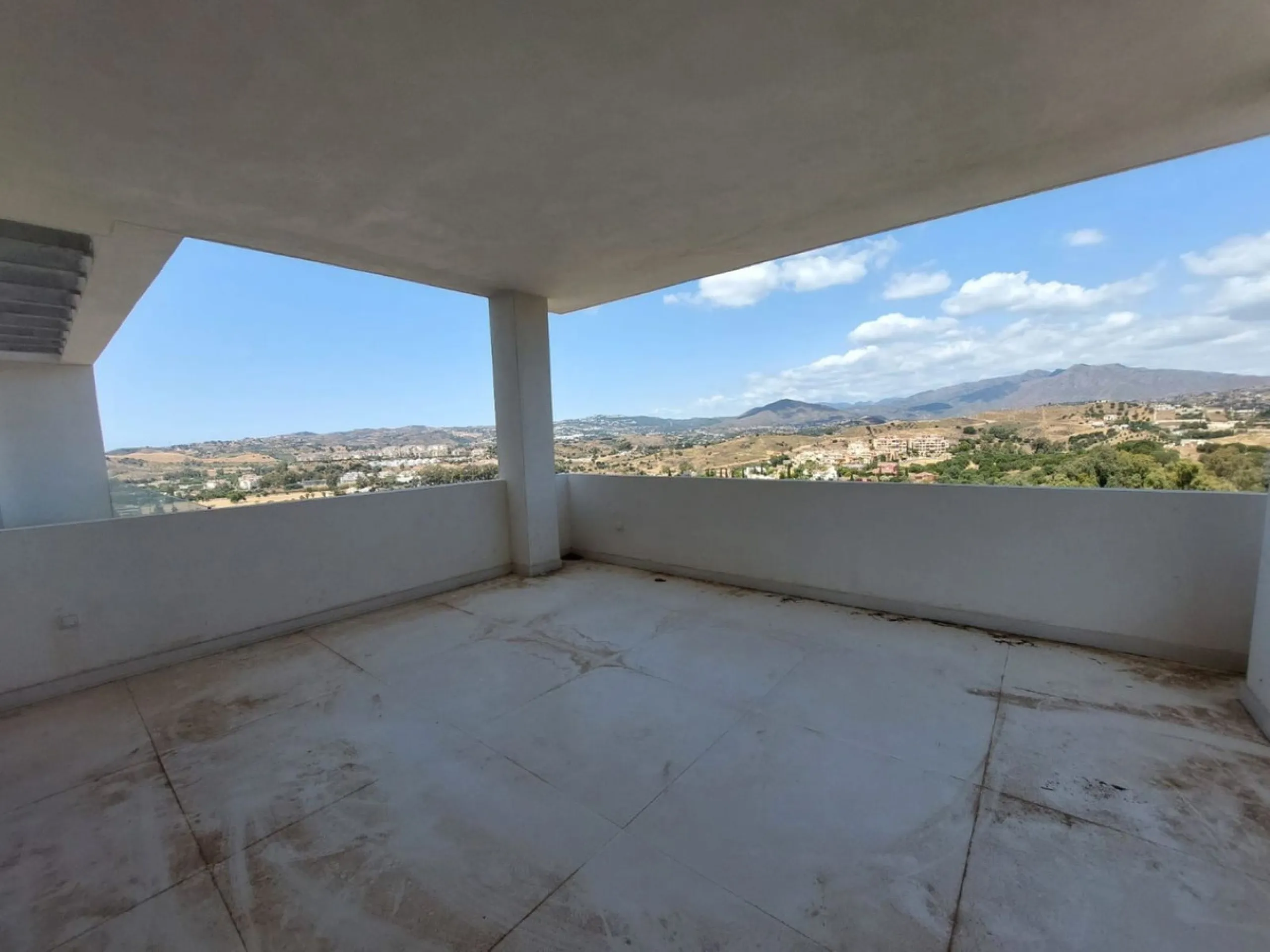 Brand new villa in a west orientated plot of 1073 sq mtrs in a quiet area in the heart of Mijas Golf,enjoying the magnificent views to the mountains and golf.