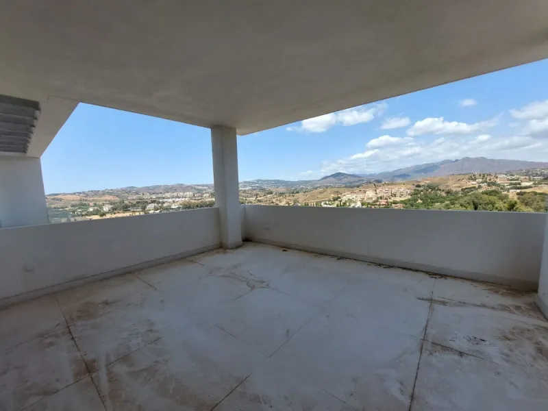 Brand new villa in a west orientated plot of 1073 sq mtrs in a quiet area in the heart of Mijas Golf,enjoying the magnificent views to the mountains and golf.