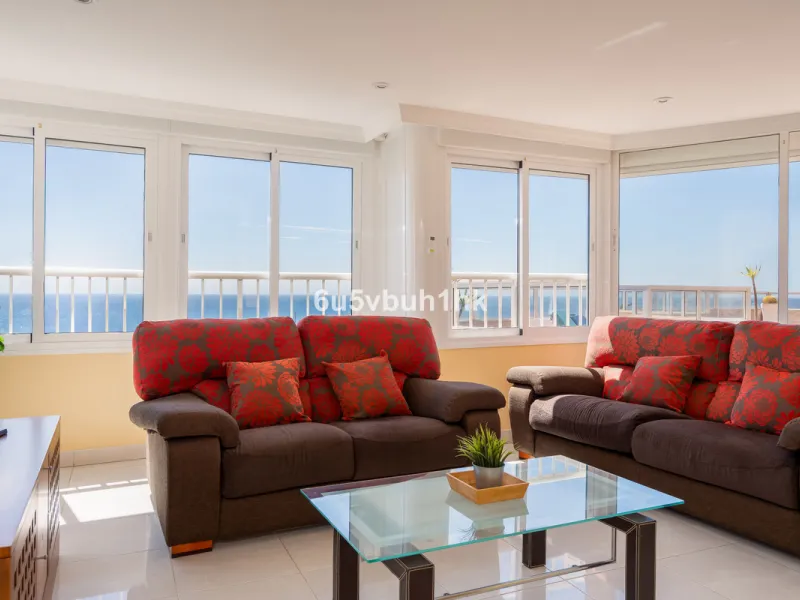 Apartment - Penthouse в продаже в Torrox, Málaga. В доме 3 спален и 2 ванных комнат. Площадь дома 137 м²