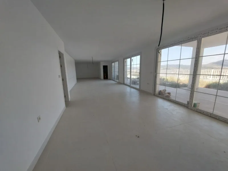 Brand new villa in a west orientated plot of 1073 sq mtrs in a quiet area in the heart of Mijas Golf,enjoying the magnificent views to the mountains and golf.