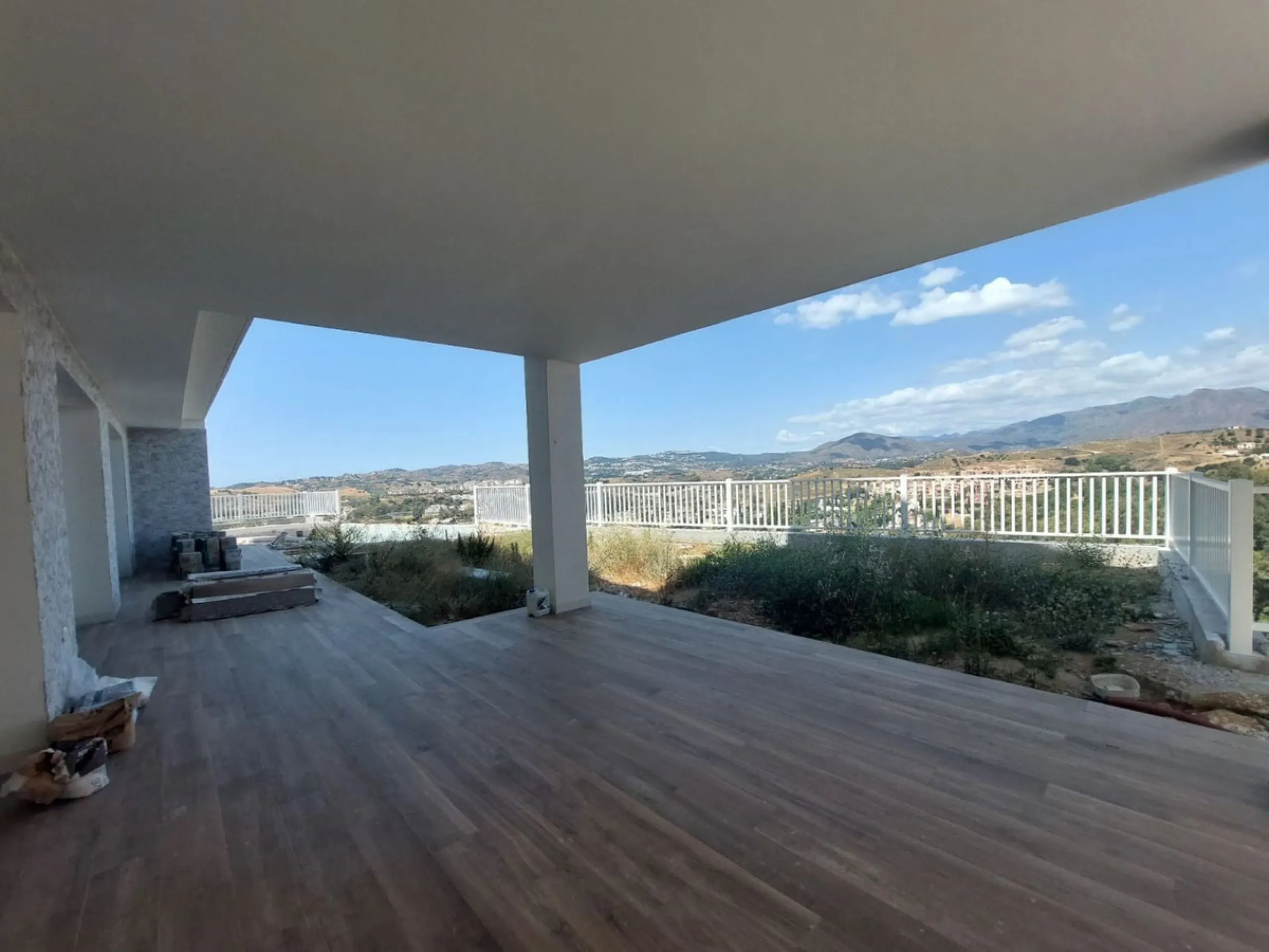 Brand new villa in a west orientated plot of 1073 sq mtrs in a quiet area in the heart of Mijas Golf,enjoying the magnificent views to the mountains and golf.