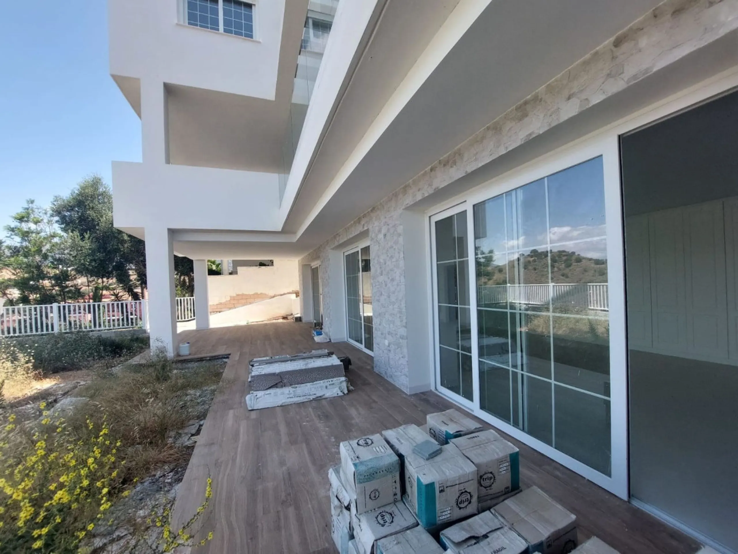 Brand new villa in a west orientated plot of 1073 sq mtrs in a quiet area in the heart of Mijas Golf,enjoying the magnificent views to the mountains and golf.