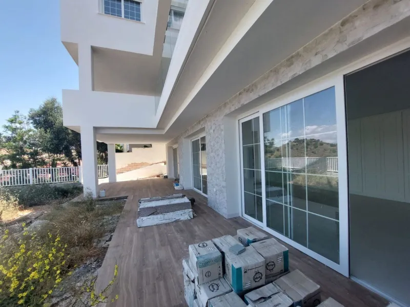 Brand new villa in a west orientated plot of 1073 sq mtrs in a quiet area in the heart of Mijas Golf,enjoying the magnificent views to the mountains and golf.