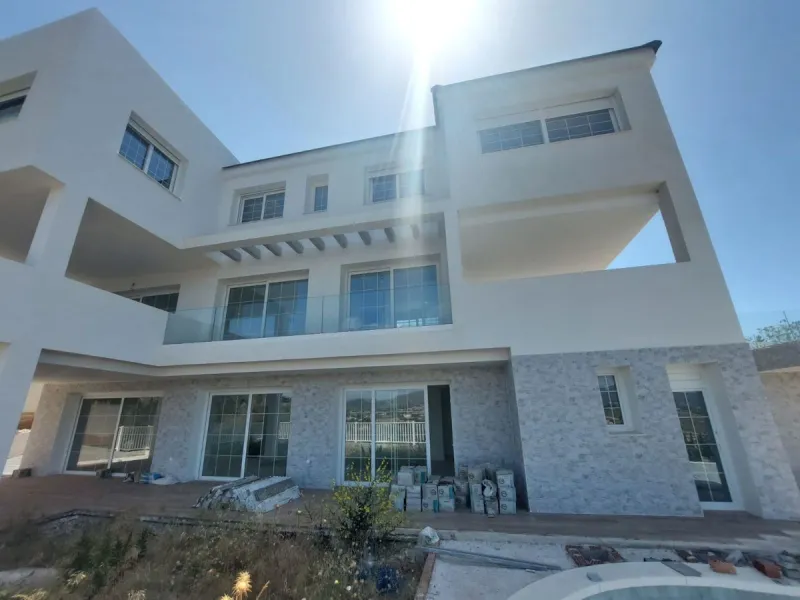 Brand new villa in a west orientated plot of 1073 sq mtrs in a quiet area in the heart of Mijas Golf,enjoying the magnificent views to the mountains and golf.