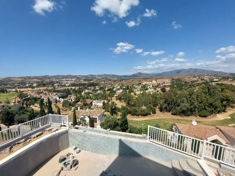 Brand new villa in a west orientated plot of 1073 sq mtrs in a quiet area in the heart of Mijas Golf,enjoying the magnificent views to the mountains and golf.