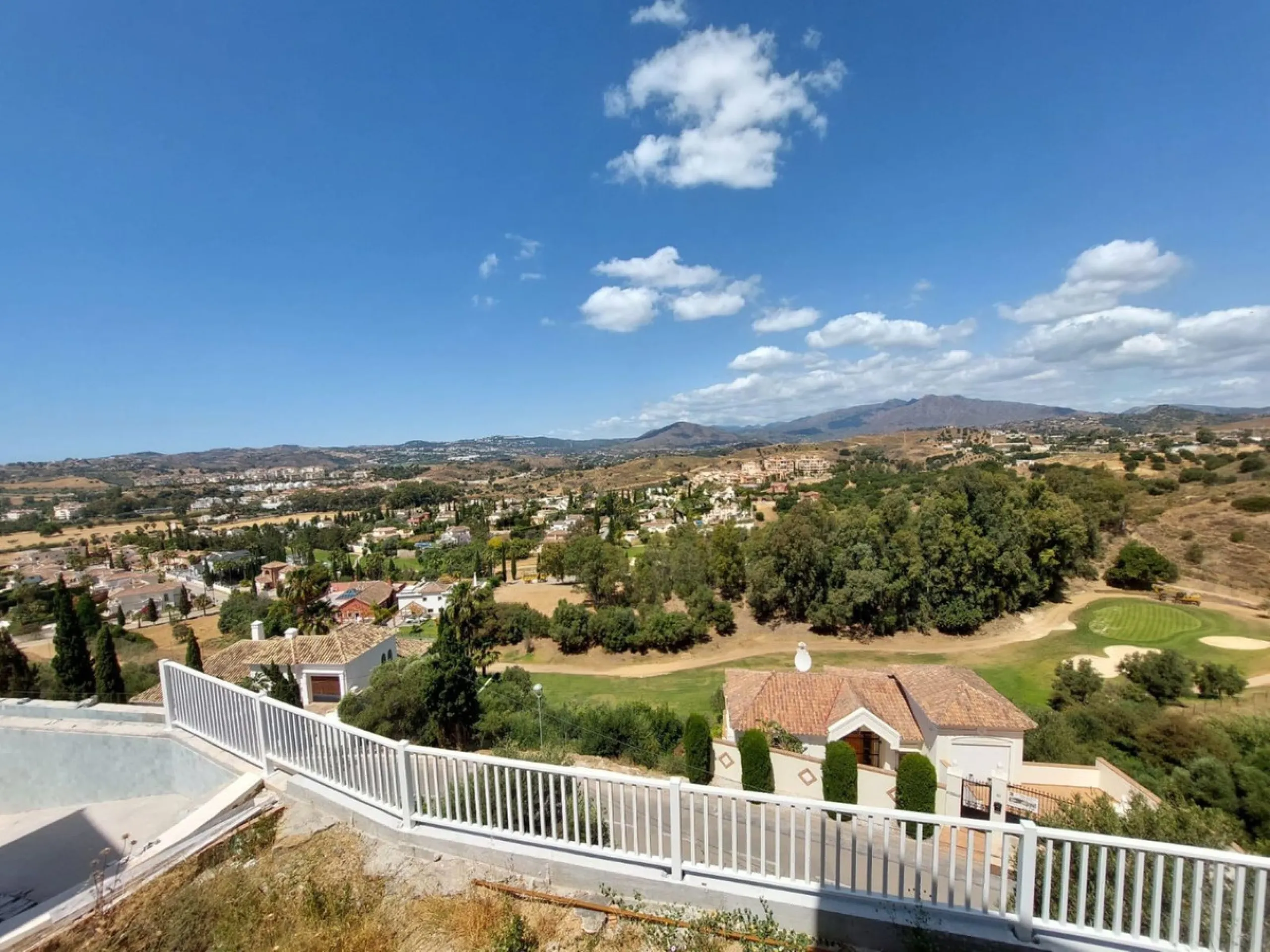 Brand new villa in a west orientated plot of 1073 sq mtrs in a quiet area in the heart of Mijas Golf,enjoying the magnificent views to the mountains and golf.