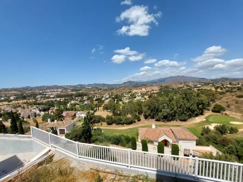 Brand new villa in a west orientated plot of 1073 sq mtrs in a quiet area in the heart of Mijas Golf,enjoying the magnificent views to the mountains and golf.