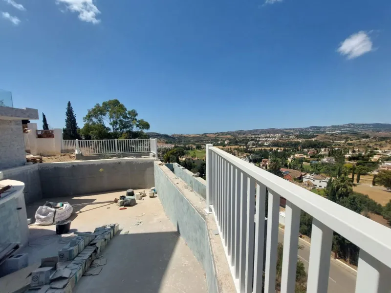 Brand new villa in a west orientated plot of 1073 sq mtrs in a quiet area in the heart of Mijas Golf,enjoying the magnificent views to the mountains and golf.