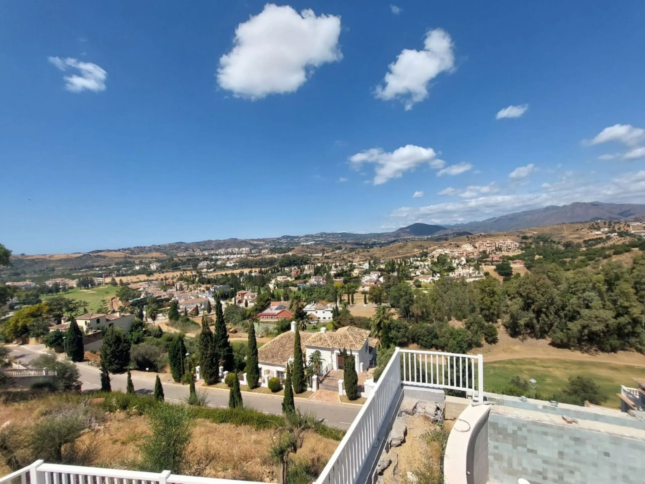 Brand new villa in a west orientated plot of 1073 sq mtrs in a quiet area in the heart of Mijas Golf,enjoying the magnificent views to the mountains and golf.