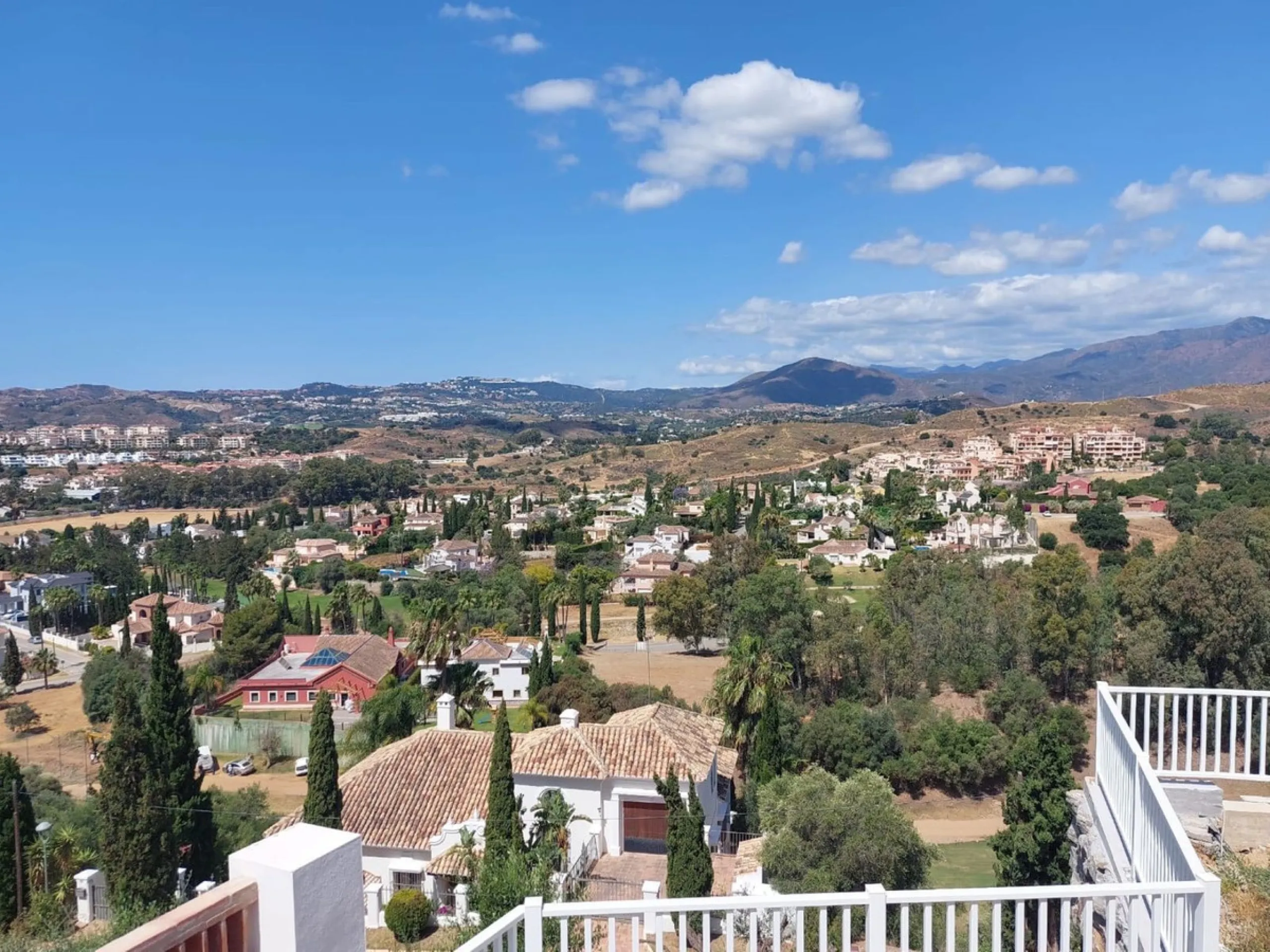 Brand new villa in a west orientated plot of 1073 sq mtrs in a quiet area in the heart of Mijas Golf,enjoying the magnificent views to the mountains and golf.