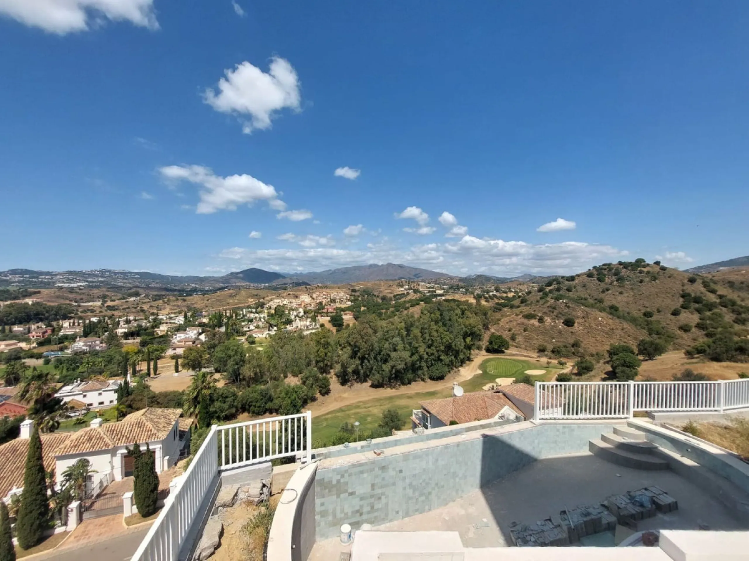 Brand new villa in a west orientated plot of 1073 sq mtrs in a quiet area in the heart of Mijas Golf,enjoying the magnificent views to the mountains and golf.