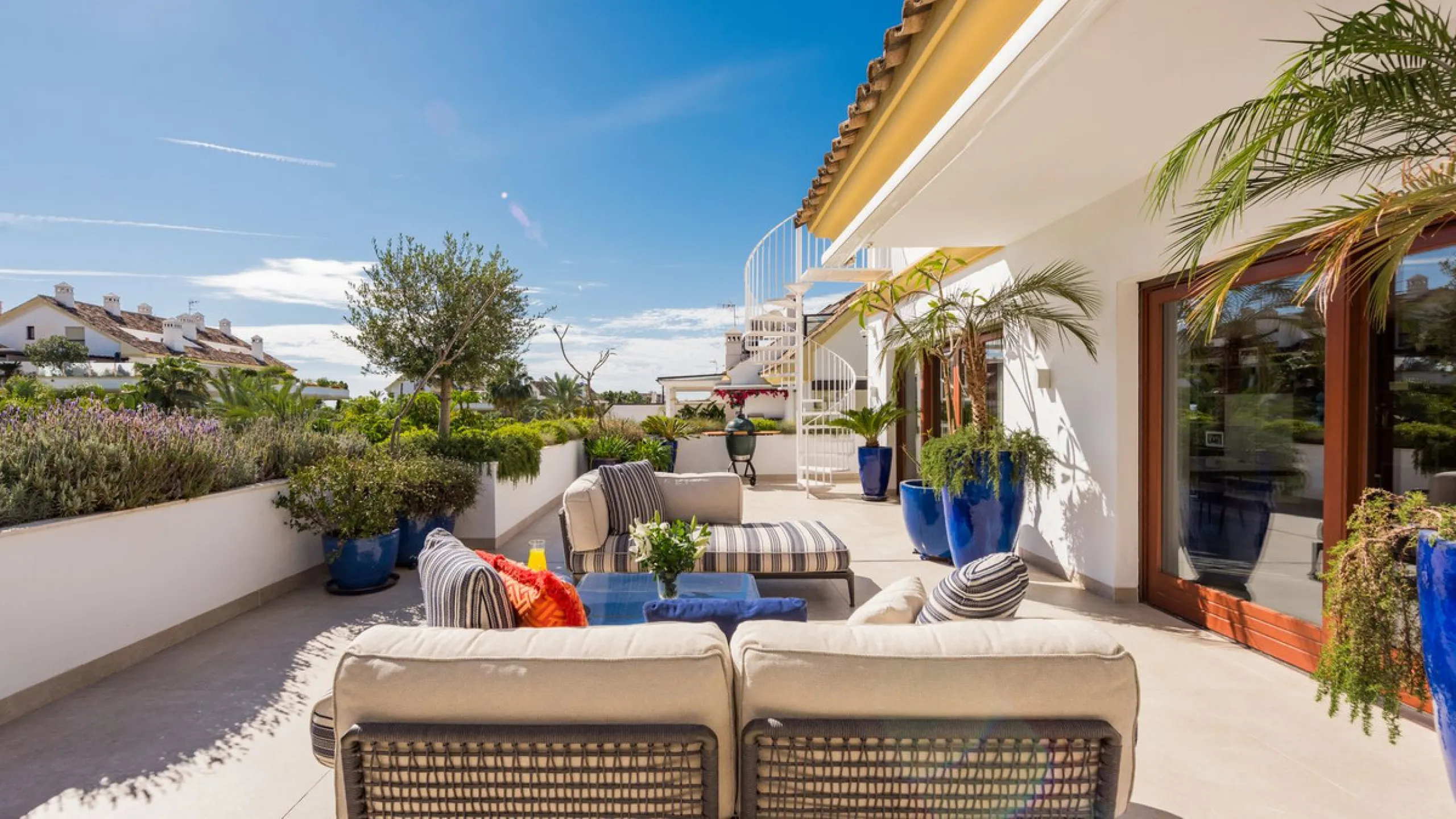 Fully refurbished luxury 4-bedroom penthouse on The Golden Mile, Marbella – Walking distance to Puente Romano and Marbella Club hotels