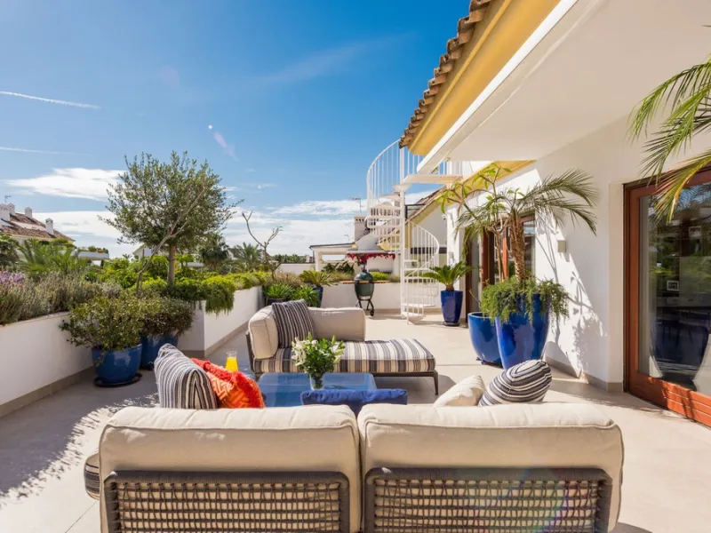 Fully refurbished luxury 4-bedroom penthouse on The Golden Mile, Marbella – Walking distance to Puente Romano and Marbella Club hotels