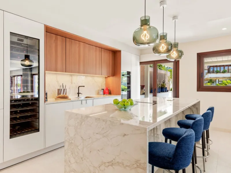 Fully refurbished luxury 4-bedroom penthouse on The Golden Mile, Marbella – Walking distance to Puente Romano and Marbella Club hotels