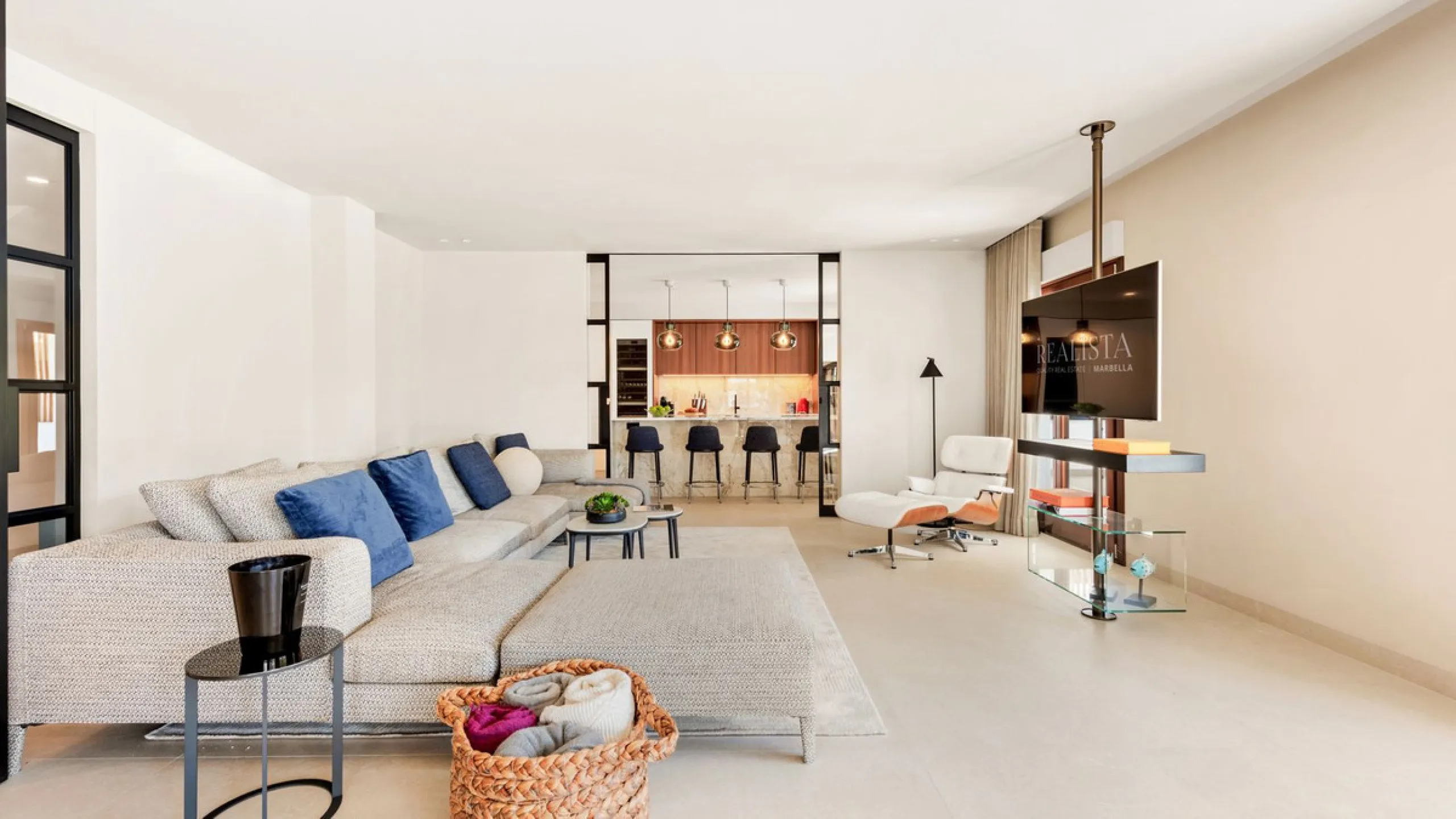 Fully refurbished luxury 4-bedroom penthouse on The Golden Mile, Marbella – Walking distance to Puente Romano and Marbella Club hotels