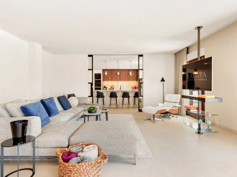 Fully refurbished luxury 4-bedroom penthouse on The Golden Mile, Marbella – Walking distance to Puente Romano and Marbella Club hotels