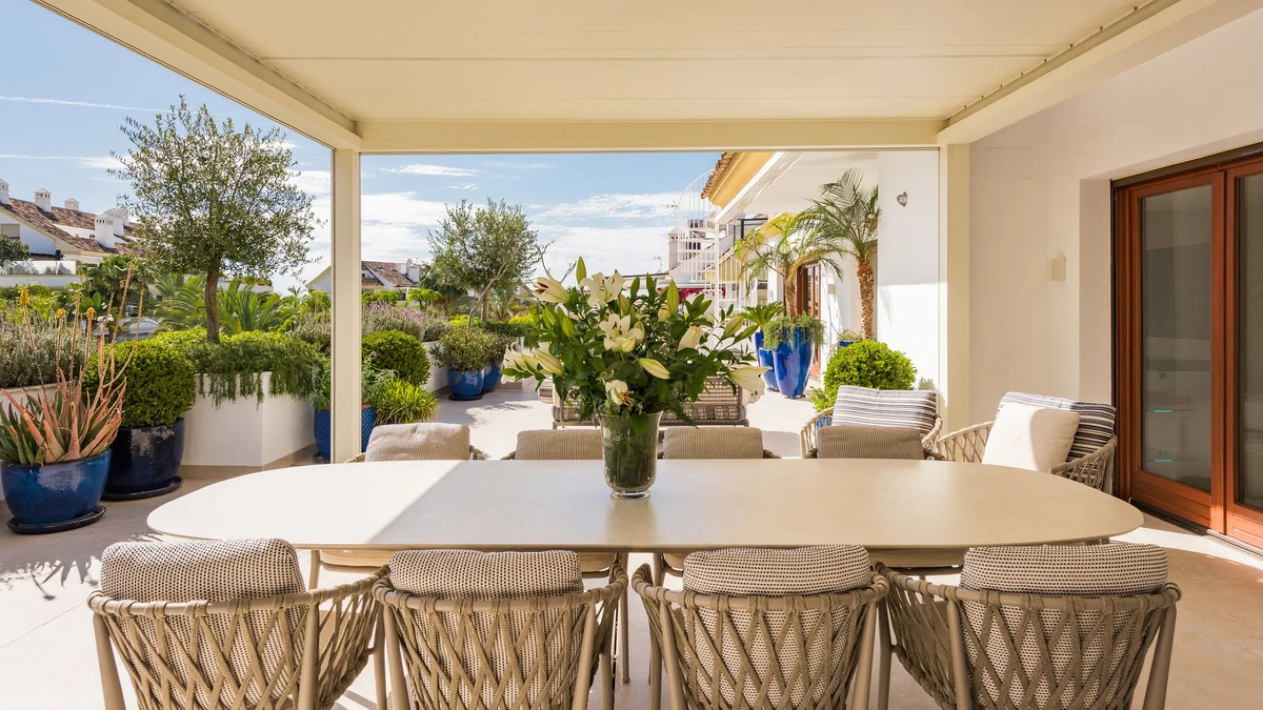 Fully refurbished luxury 4-bedroom penthouse on The Golden Mile, Marbella – Walking distance to Puente Romano and Marbella Club hotels