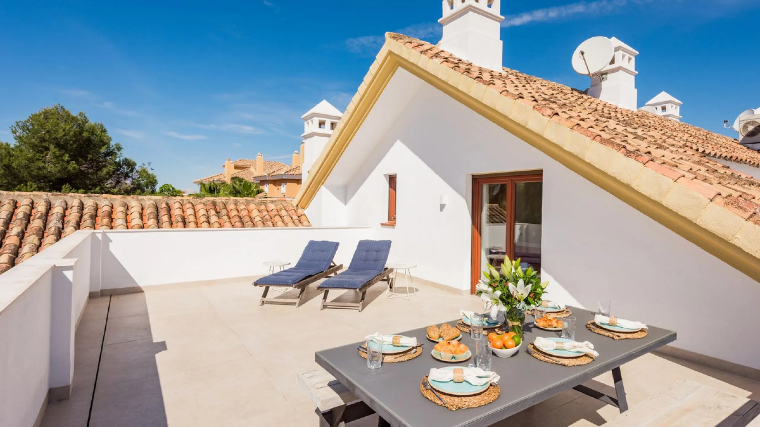 Fully refurbished luxury 4-bedroom penthouse on The Golden Mile, Marbella – Walking distance to Puente Romano and Marbella Club hotels