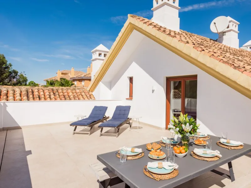 Fully refurbished luxury 4-bedroom penthouse on The Golden Mile, Marbella – Walking distance to Puente Romano and Marbella Club hotels