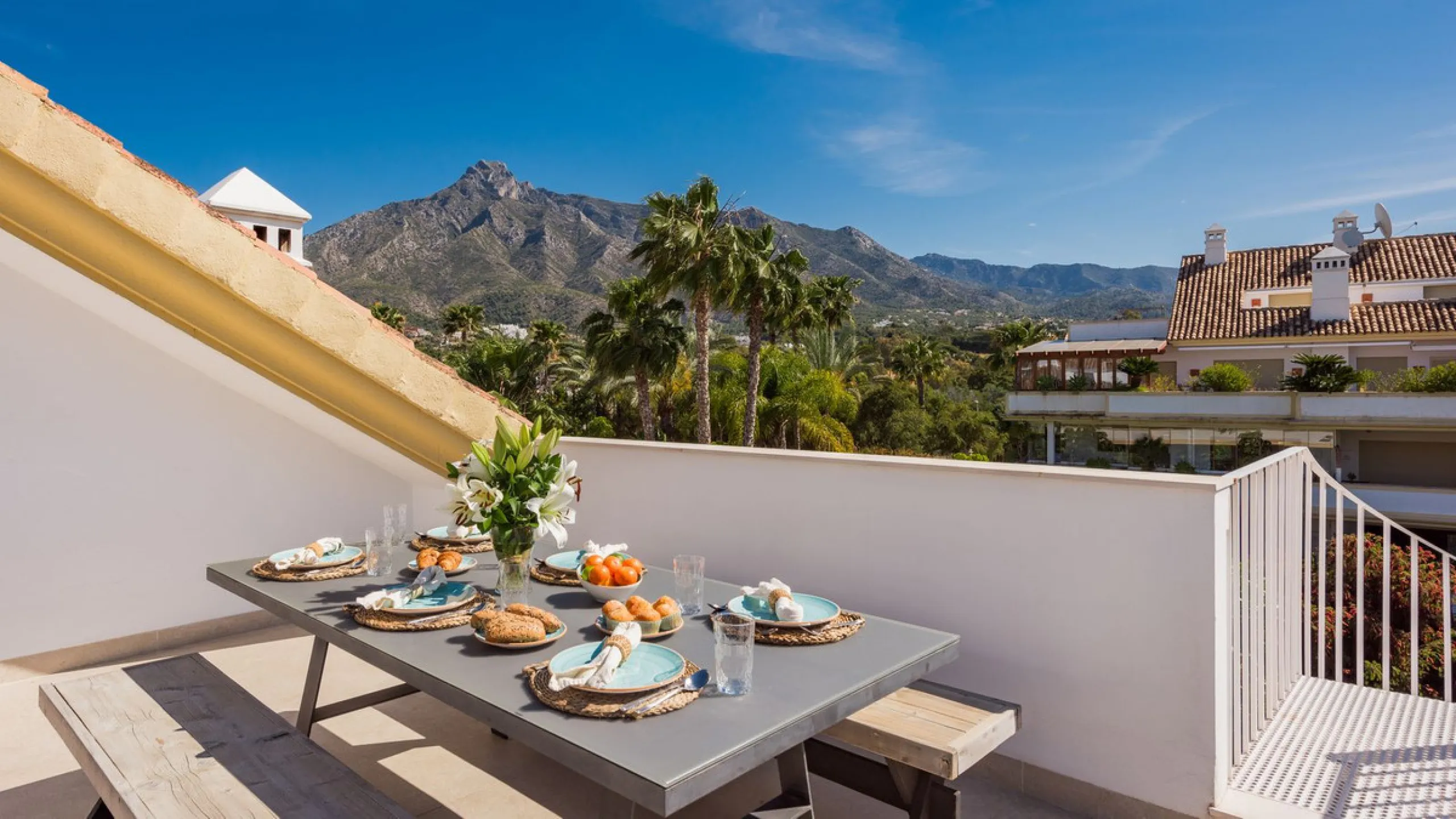Fully refurbished luxury 4-bedroom penthouse on The Golden Mile, Marbella – Walking distance to Puente Romano and Marbella Club hotels