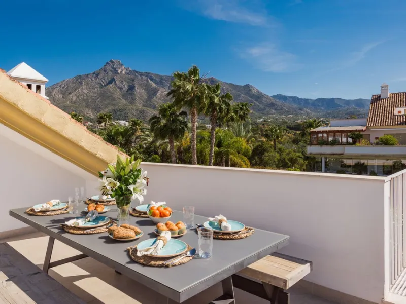 Fully refurbished luxury 4-bedroom penthouse on The Golden Mile, Marbella – Walking distance to Puente Romano and Marbella Club hotels